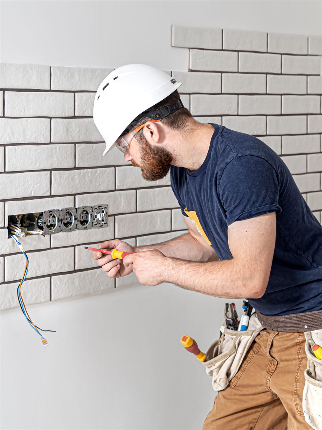 Intervention sur un chantier de rénovation électrique.
